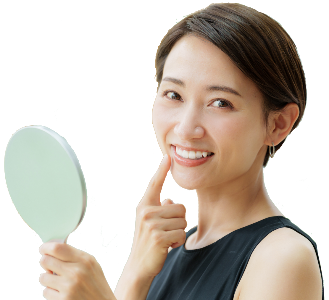 鏡を持つ笑顔の女性