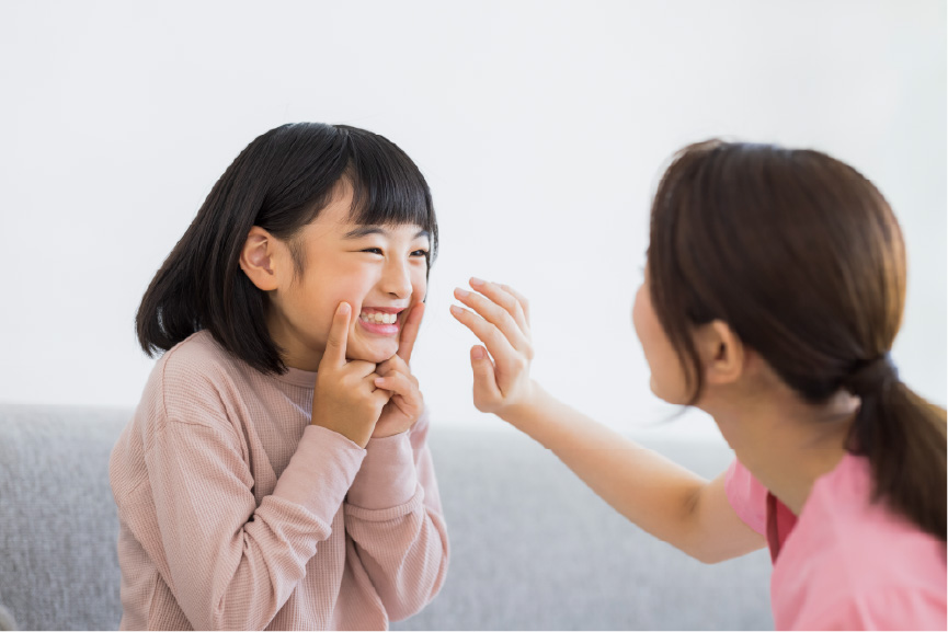笑顔を見せる女の子