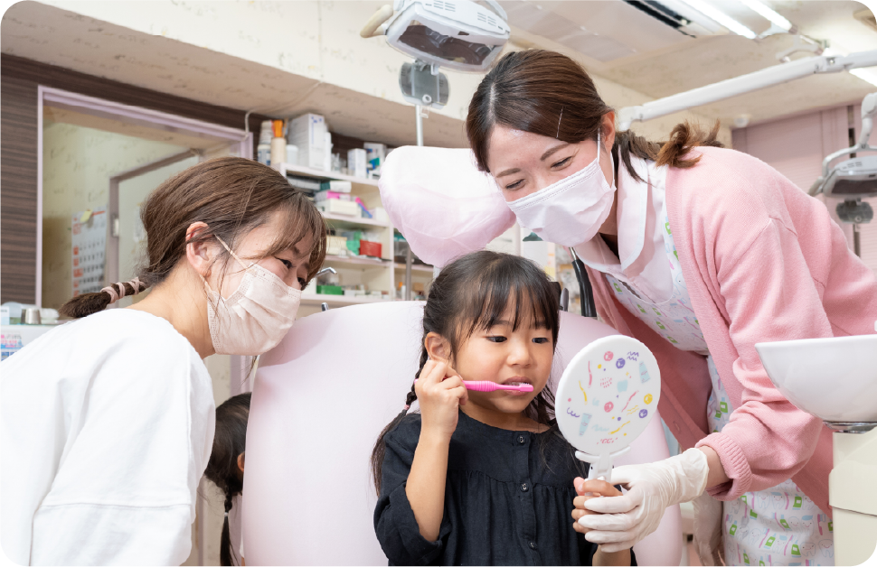 お子さんへのブラッシング指導の様子
