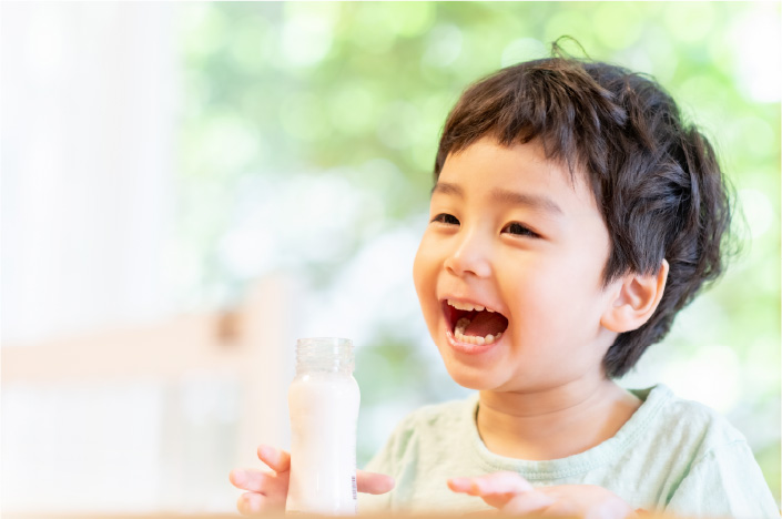 笑顔で食事中の男の子