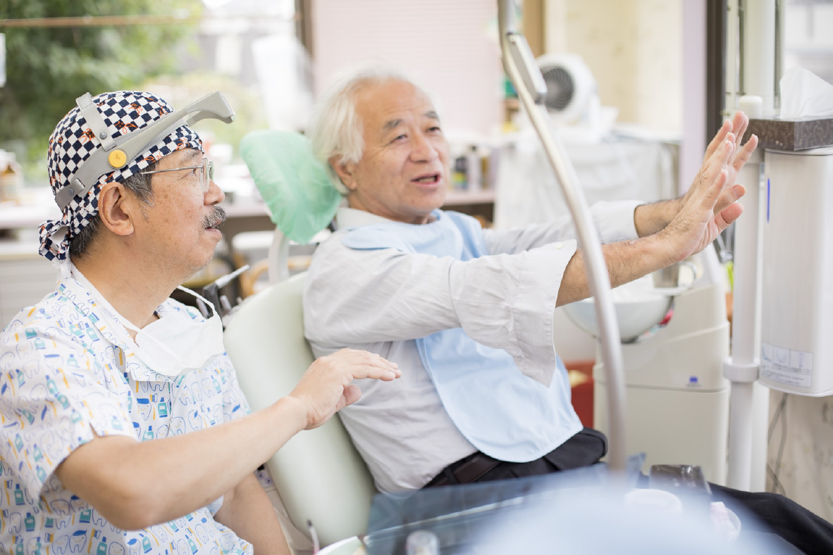 患者さんの話を聞く院長