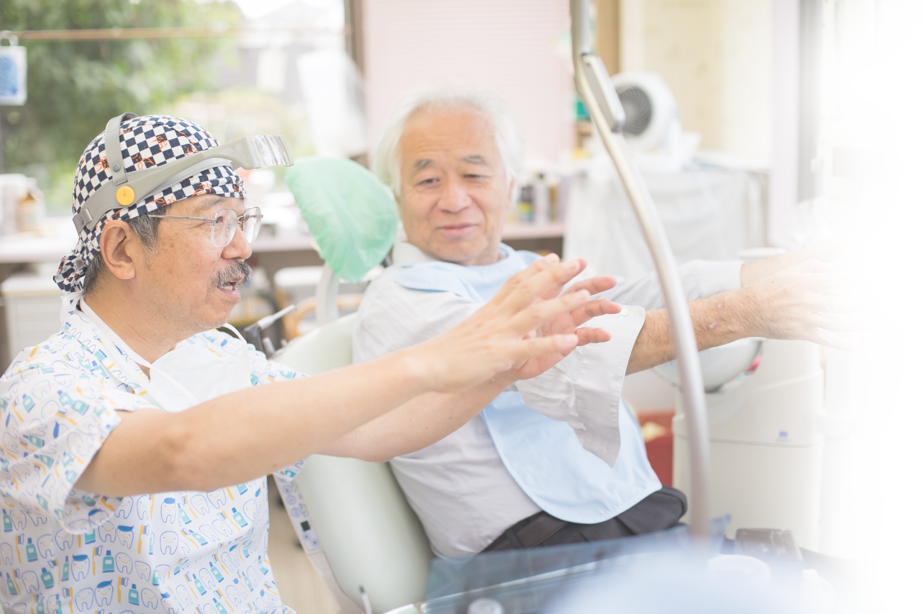 患者さんに治療について説明する院長