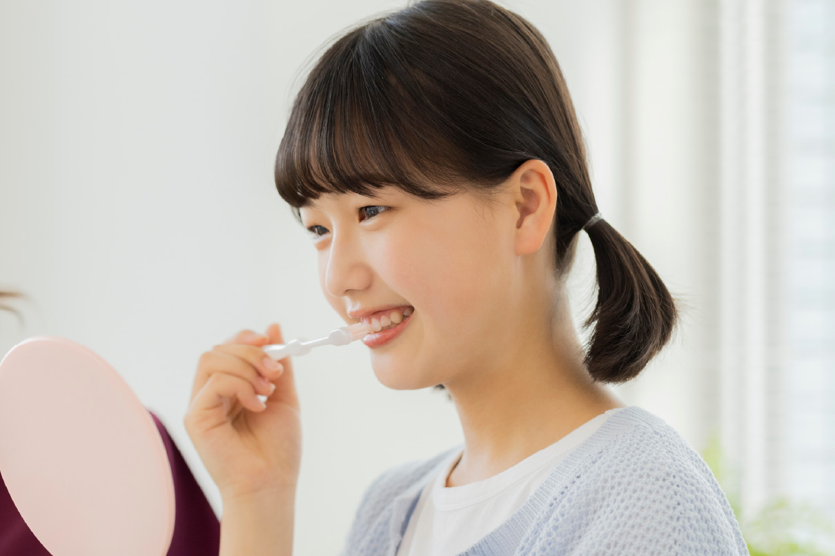 歯みがきをする女の子
