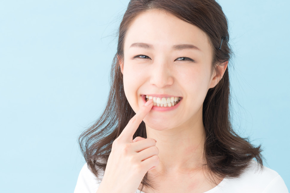 歯を見せて笑う女性