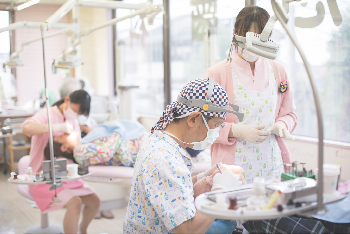 院長が治療を行う様子