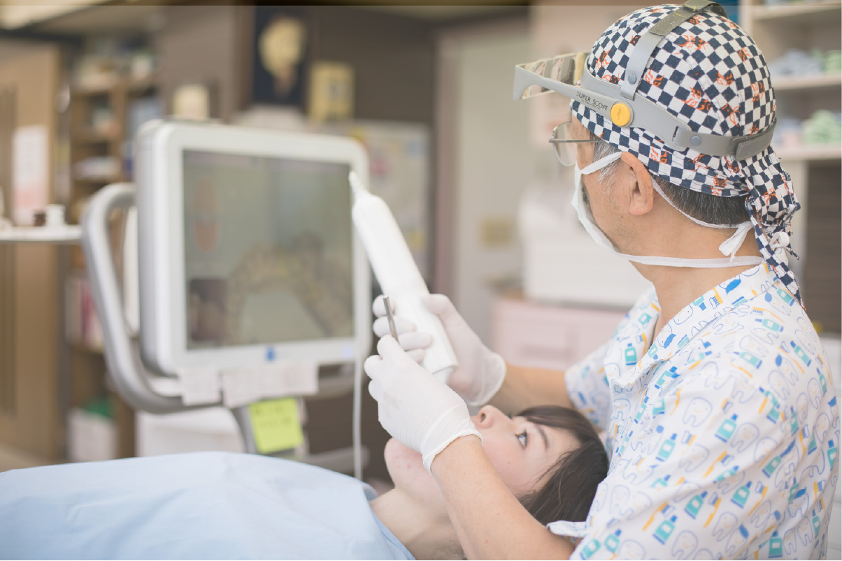 iTeroで口腔内を確認する院長