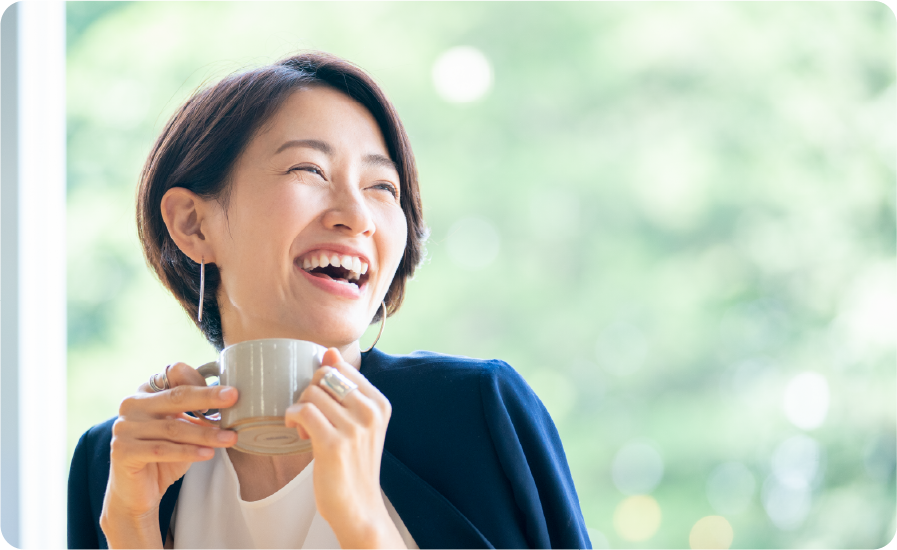 笑顔でコーヒーを飲む女性