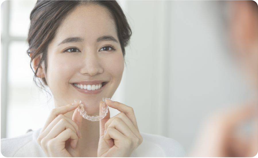 マウスピースを装着する女性