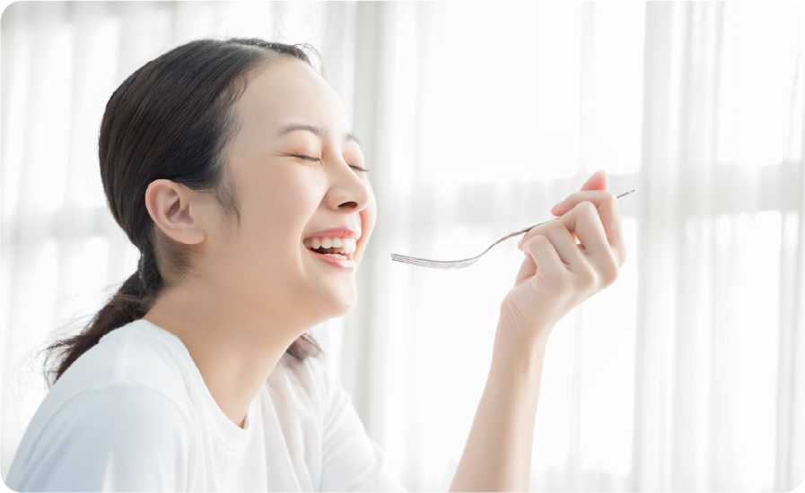 笑顔で食事をする女性