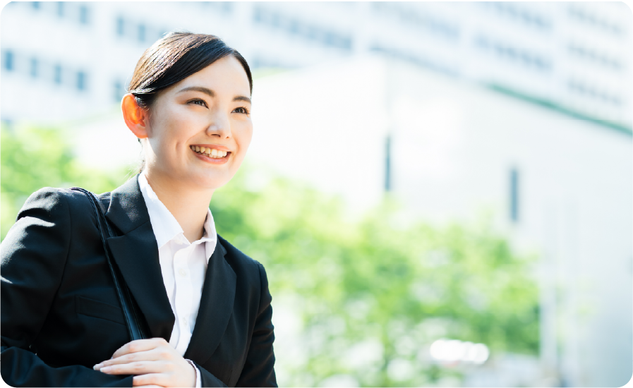 仕事中のスーツ姿の女性