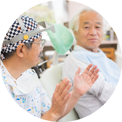 入れ歯について質問に答える院長