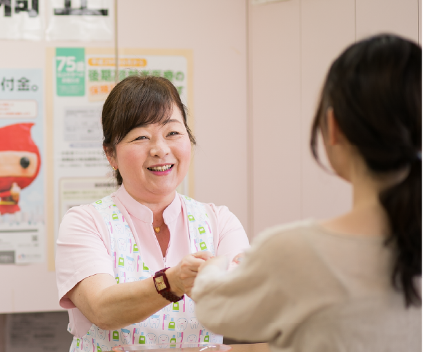笑顔で対応するスタッフ